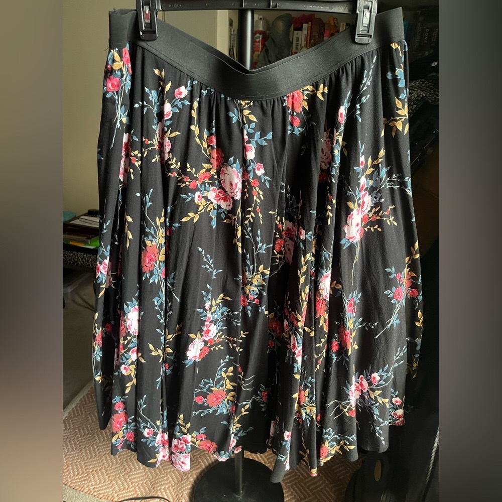 Torrid EUC floral Skirt size 3 elastic waist